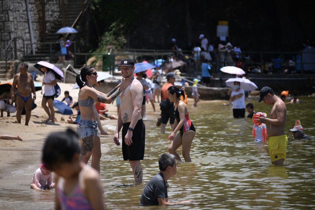 天文台预料本港未来九天部分日子天气仍然炎热。陈极彰摄