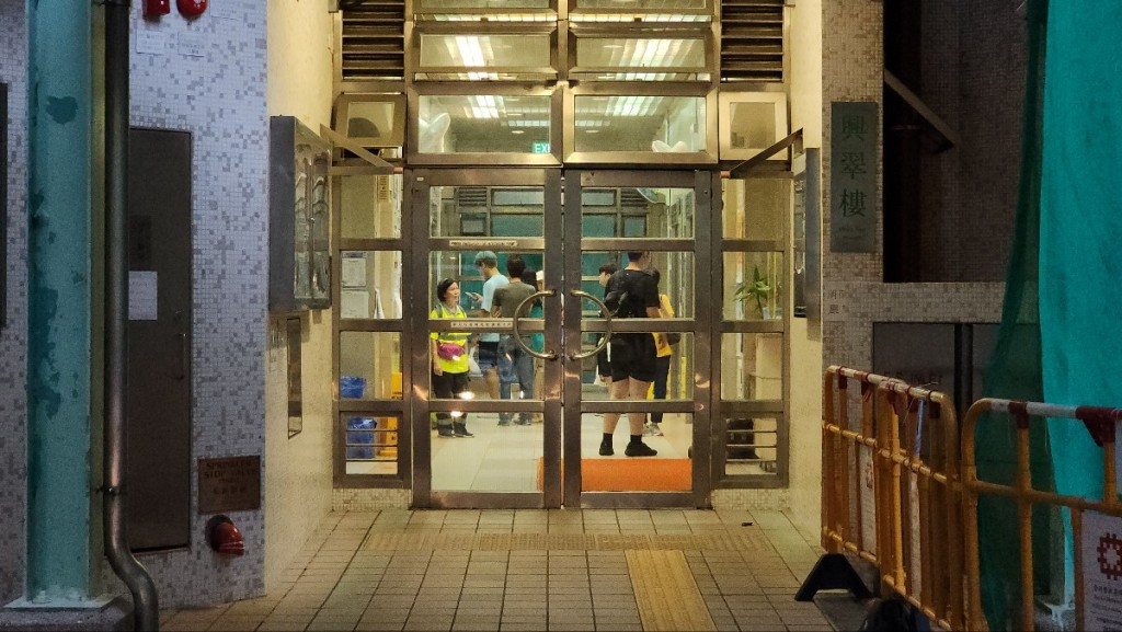 現場為柴灣興華一邨興翠樓後門對開一公園。