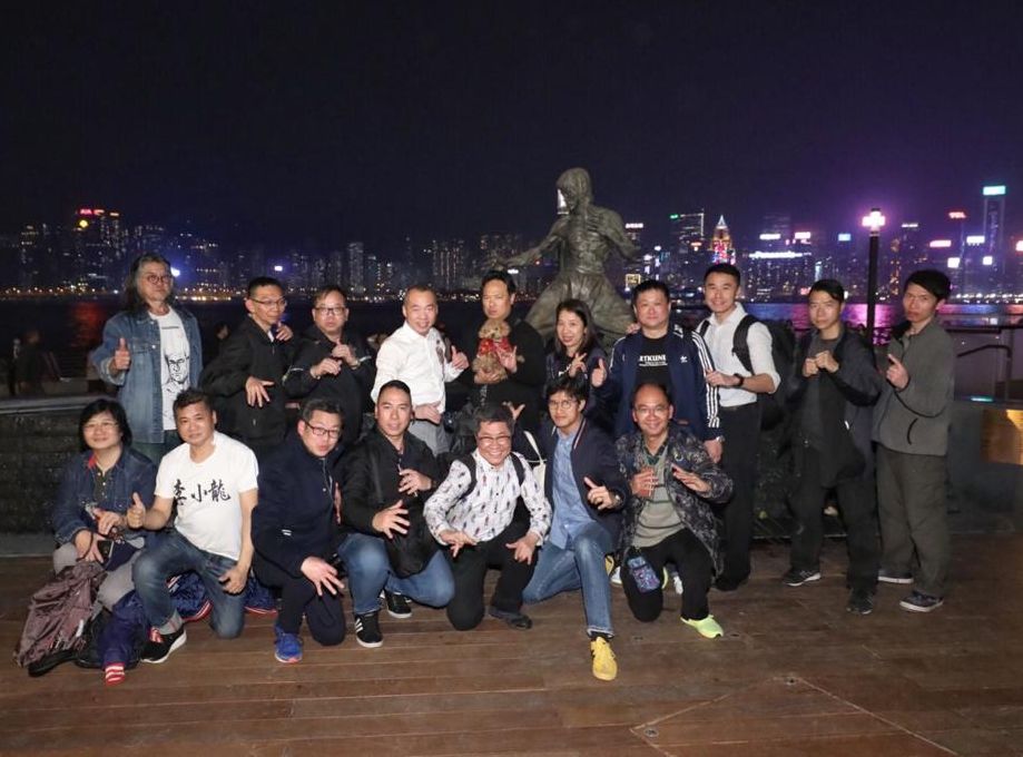 李小龍會成員到李小龍的銅像前獻花。
