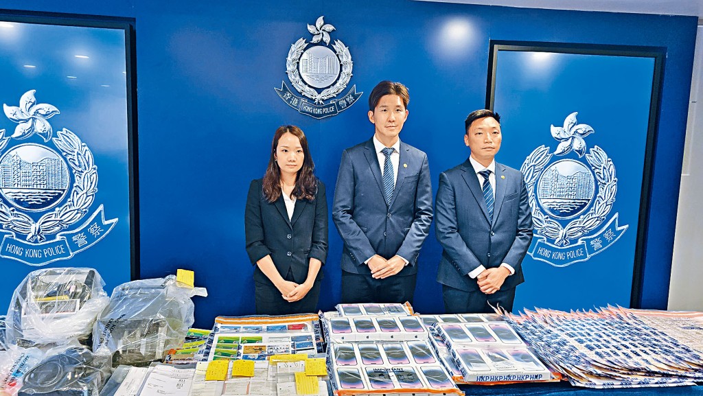 總督察謝子峰（中）、高級督察關智聰（右）及高級督察鄺燕婷（左）講述案情。