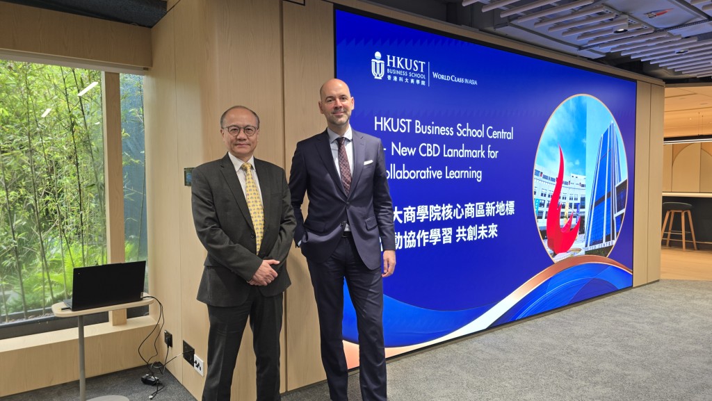 安思遠（右）指，新設施與辦公大樓、企業總部相鄰，有助連繫商界、校友等持份者。旁為曾志安。 梁子健攝