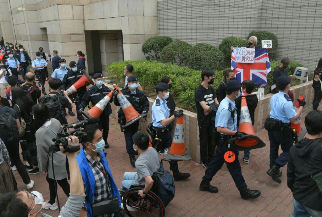 警方要求在場聚集人群散去。
