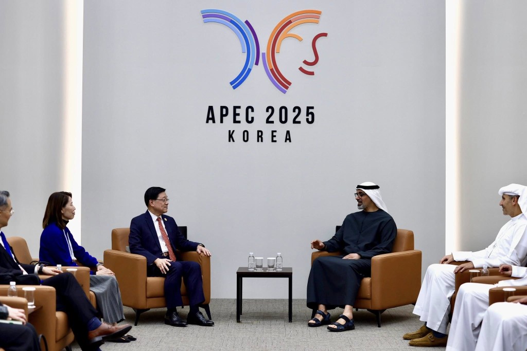 李家超在APEC會議期間,與阿聯酋阿布扎比王儲Sheikh Khaled bin Mohamed bin Zayed Al Nahyan在會場會面。李家超FB圖片 李家超在APEC會議期間,與阿聯酋阿布扎比王儲Sheikh Khaled bin Mohamed bin Zayed Al Nahyan在會場會面。李家超FB圖片