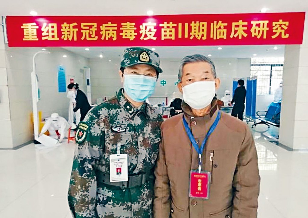 陈薇少将（左）领导研发的疫苗，上月已展开第二期临床试验。　
