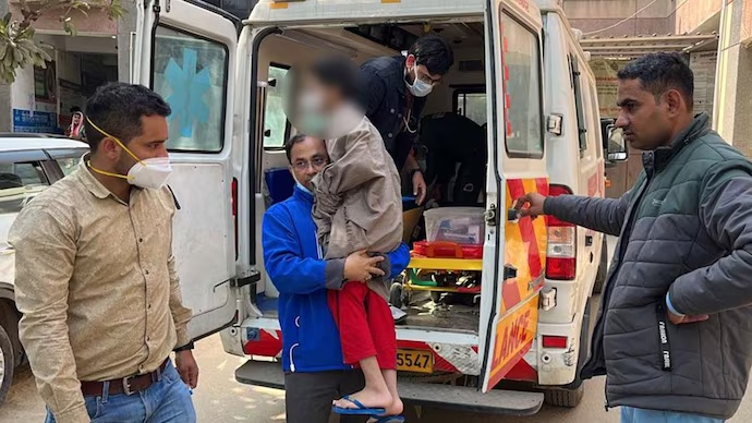 获救男童由救护车送院。 网上图片
