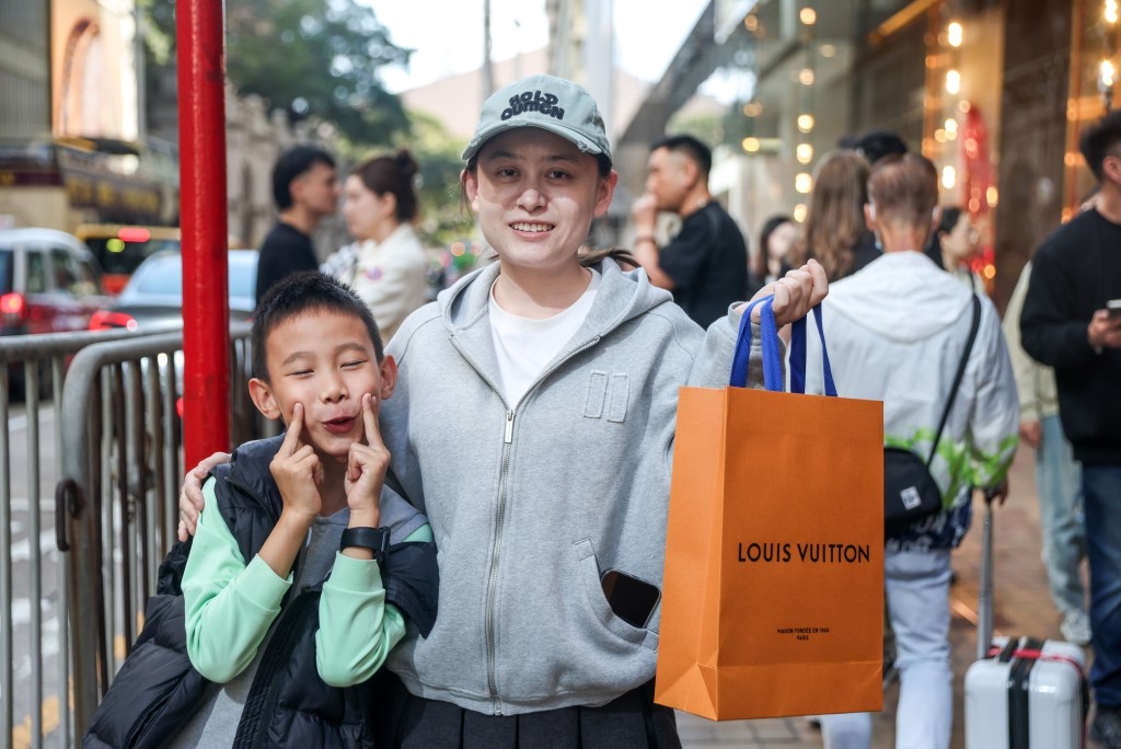 內地旅客來港買名牌。