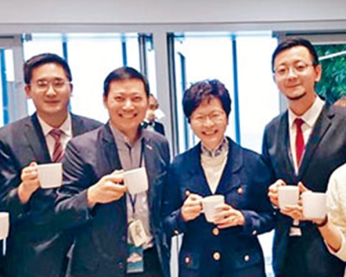 一同升職的陳百里(左一)及徐英偉(左二)，去年出席林鄭慶冬至活動。資料圖片