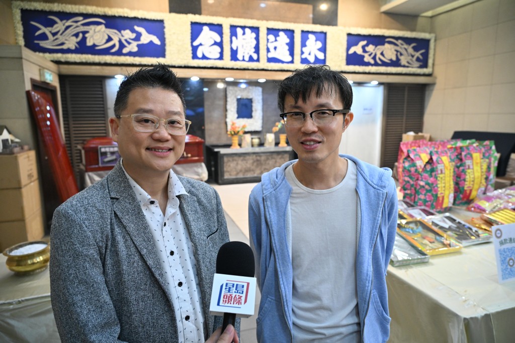 關祖強(左)指,要將新事物帶入殯葬業。 關祖強(左)指,要將新事物帶入殯葬業。