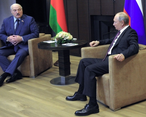 普京在黑海沿岸城市索契接見白俄總統盧卡申科。AP