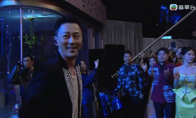 雖然是帶傷上陣,但仍一口氣演唱四首歌《愛在記憶中找你》、《愛不疚》、以及快歌《Chok》及《Nice》,又唱又跳無難度,將全場氣氛掀至高潮。 雖然是帶傷上陣,但仍一口氣演唱四首歌《愛在記憶中找你》、《愛不疚》、以及快歌《Chok》及《Nice》,又唱又跳無難度,將全場氣氛掀至高潮。