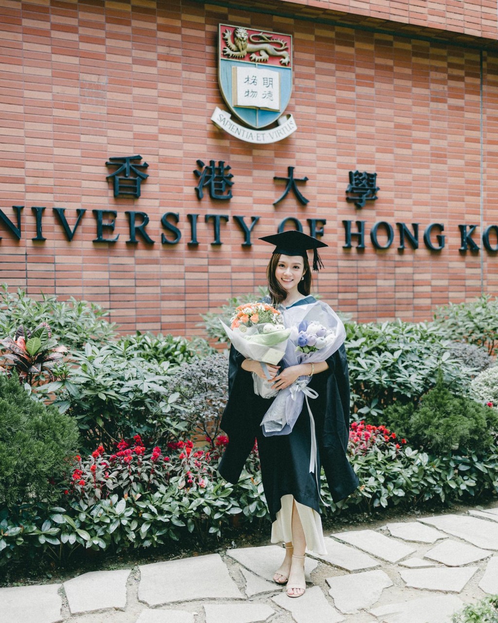 加入TVB後仍邊拍劇邊讚書，繼續在香港大學修讀建築碩士課程，於2021年宣佈畢業。 ​  ​