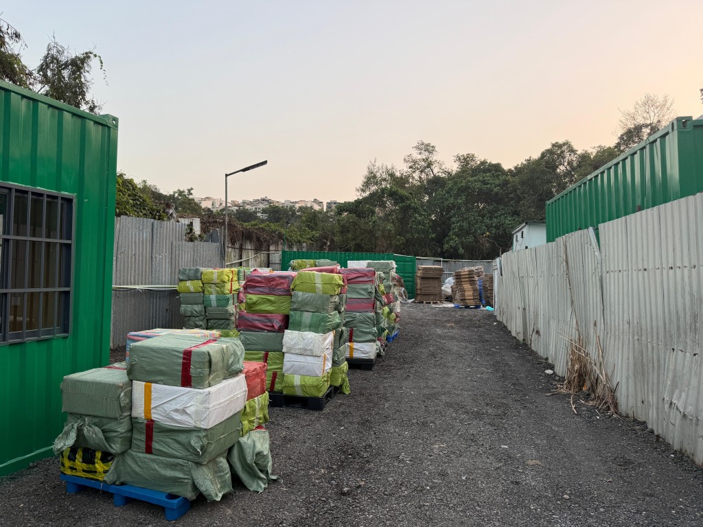 海關指涉案倉庫約2000呎，位置偏僻及隱蔽，場內設有煮食爐及浴室等生活設施，可供不法分子長期駐守倉庫內。