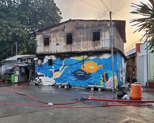 赤柱大街八間屋附近一間鐵皮貨倉起火。