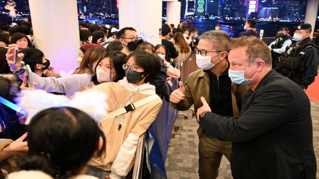 不少市民及外國旅客爭相與一哥合照，蕭澤頤亦很友善跟FANS拍照。警隊Facebook圖片