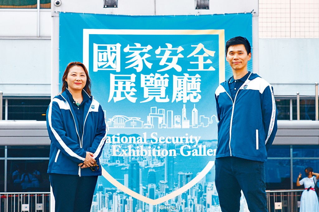 張素媚（左）及張宋銘今年7至8月期間接受國安導師培訓，兩人期望以管理層身份以身作則，帶領屬下同事宣揚國安教育。