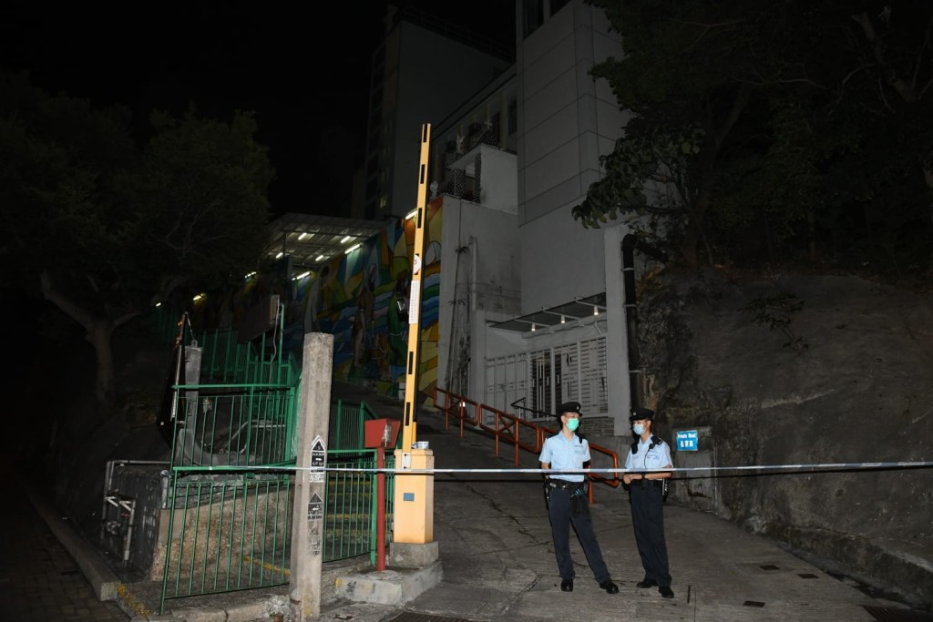 大批警員進入舊聖伯多祿中學。