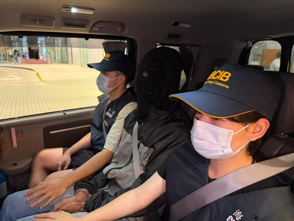 懷疑兩名收貨男子。曾志恆攝 懷疑兩名收貨男子。曾志恆攝