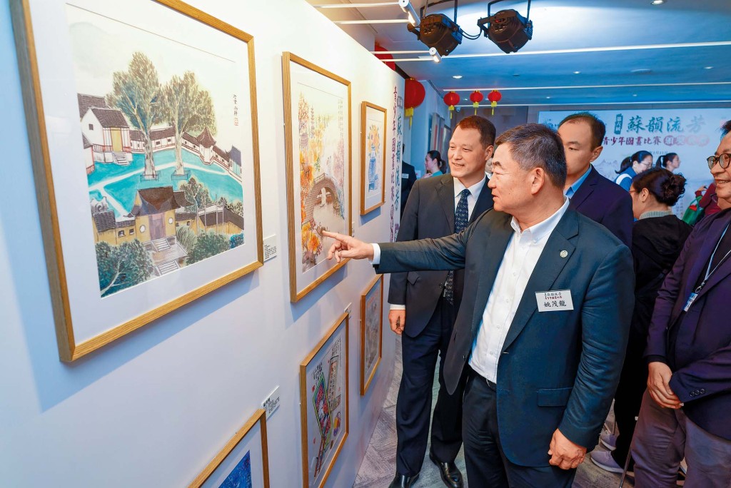 會長姚茂龍陪同中聯辦青年工作部二級巡視員張國來欣賞同學作品。 會長姚茂龍陪同中聯辦青年工作部二級巡視員張國來欣賞同學作品。
