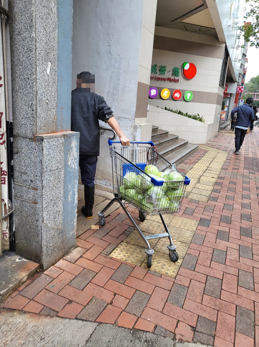 有網民指有菜販涉嫌哄搶倒賣蔬菜。圖片轉載自「麗城花園之友」