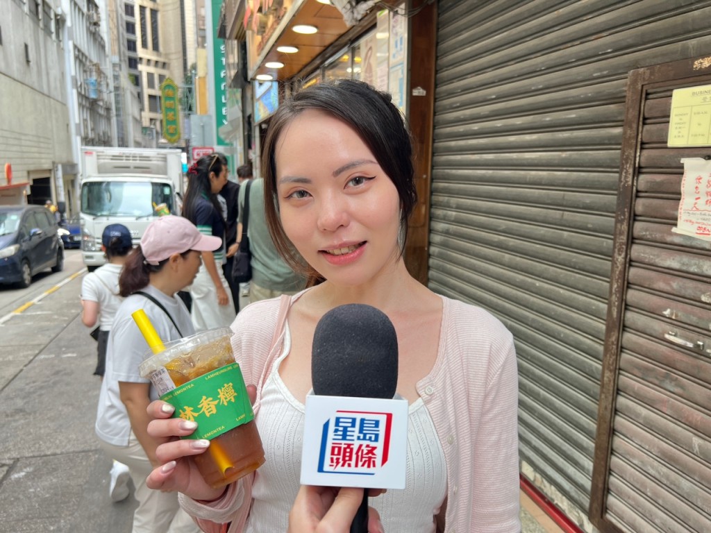 居港台灣人李小姐是該店的回頭客，大讚燒鵝「製作香、油脂豐富」。