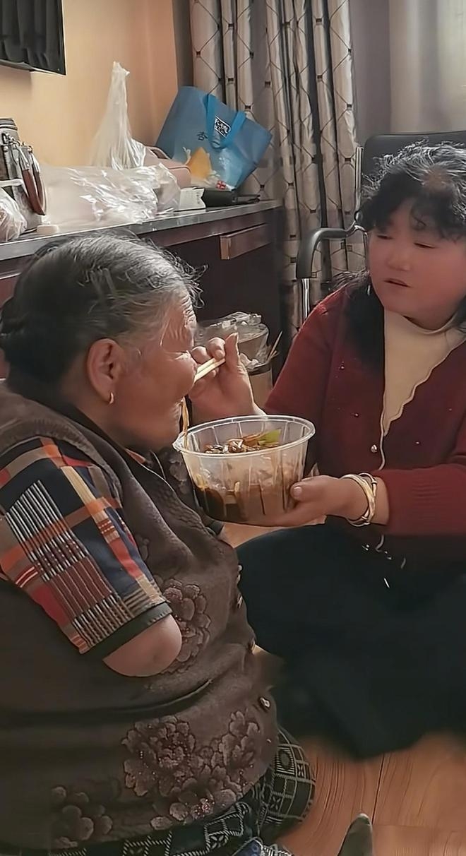 大女儿正在喂王玉氏吃饭。