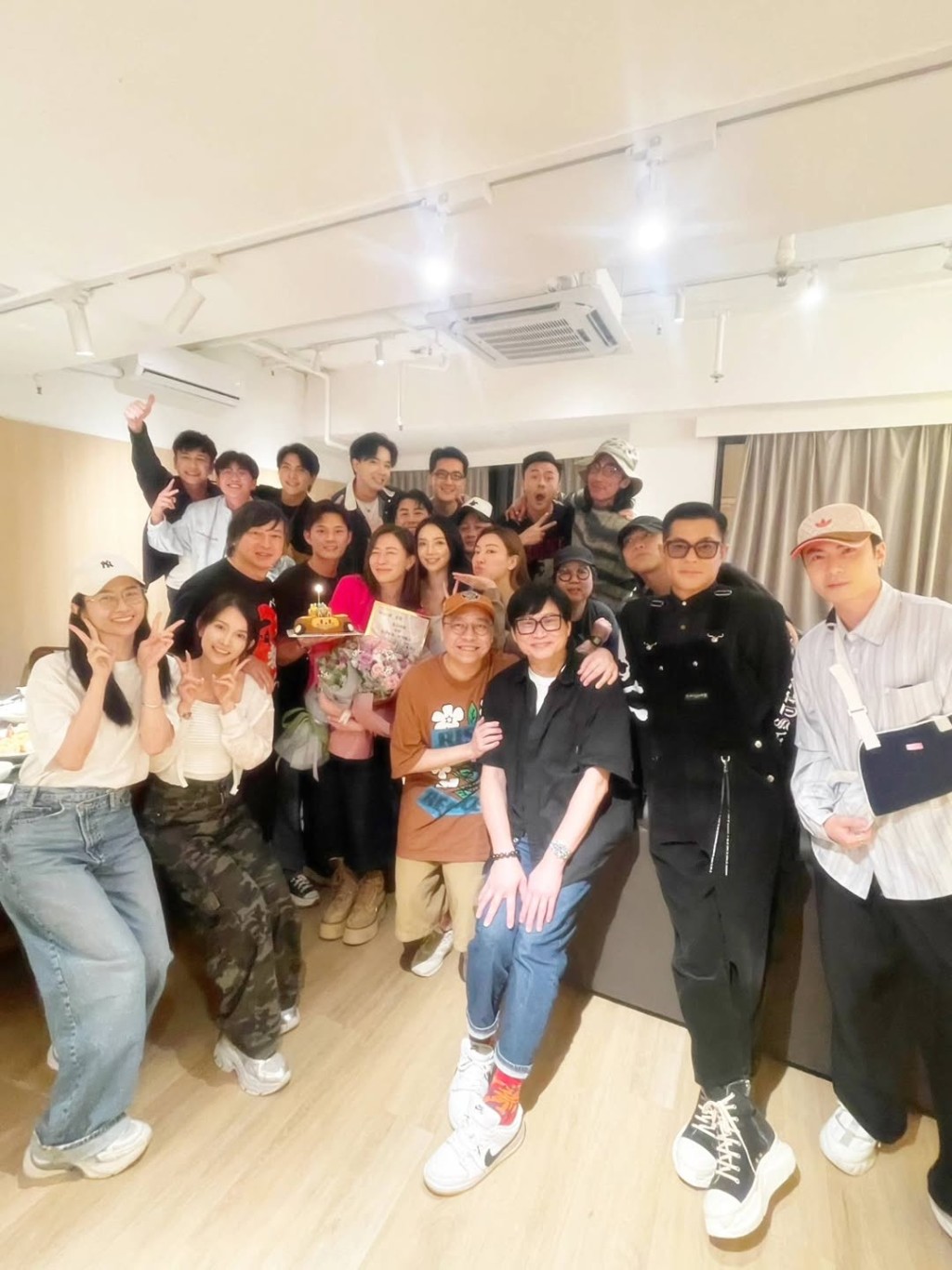 多位有份演出《新聞女王》的藝人在IG分享合照。