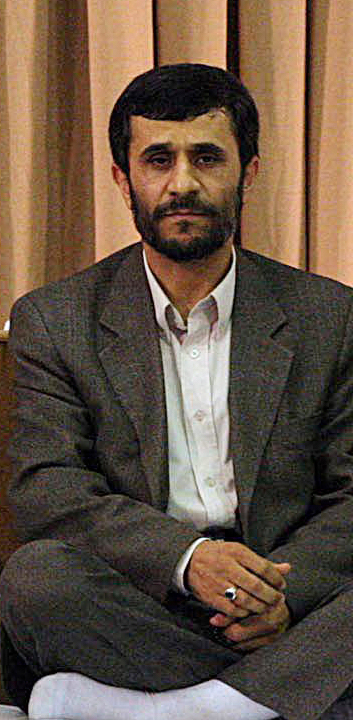 新華社報道，伊朗前總統內賈德（Mahmoud Ahmadinejad）遇襲身亡。美聯社