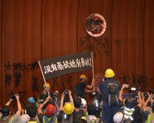 去年7月1日有示威者闖入立法會。 資料圖片