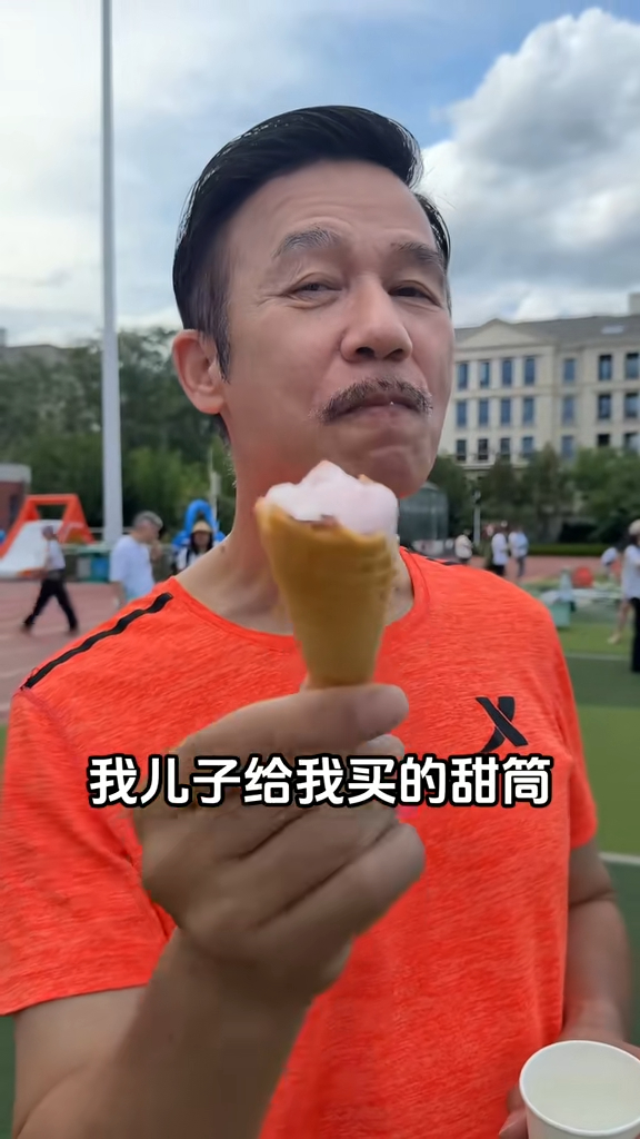 李子雄食雪糕降溫。 李子雄食雪糕降溫。