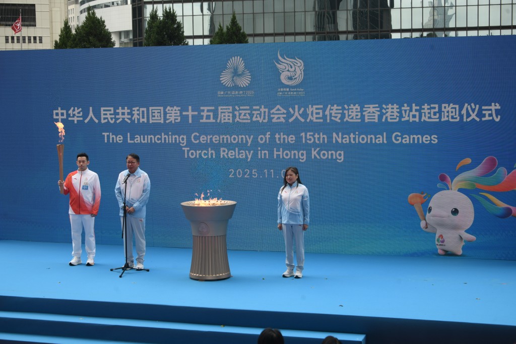 第一棒火炬手黃鎮廷上台點燃,傳遞儀式正式開始。陳浩元攝 第一棒火炬手黃鎮廷上台點燃,傳遞儀式正式開始。陳浩元攝