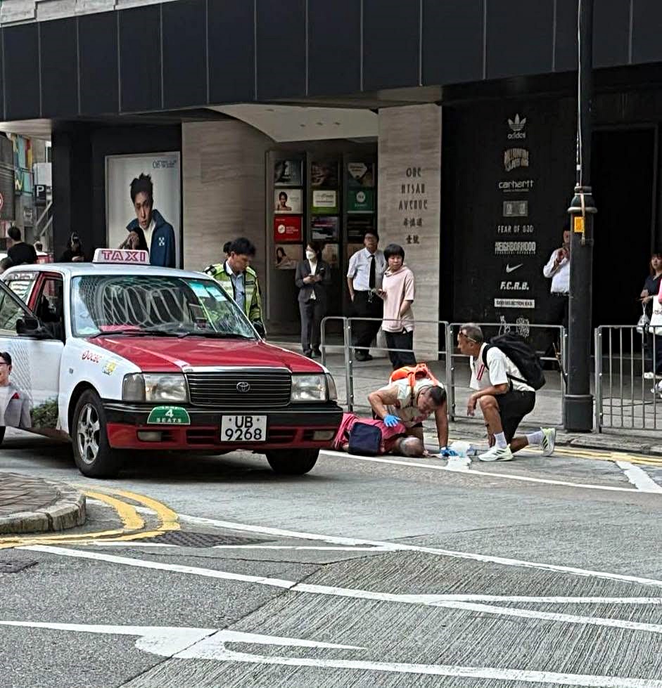 的士撞倒一名老翁。fb:馬路的事 (即時交通資訊台) 的士撞倒一名老翁。fb:馬路的事 (即時交通資訊台)