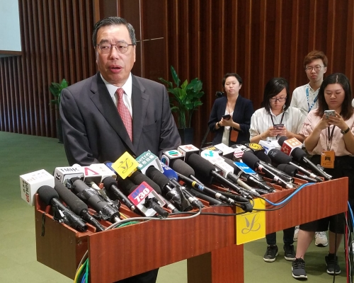 梁君彥表示研究職員傷勢決定是否報警。
