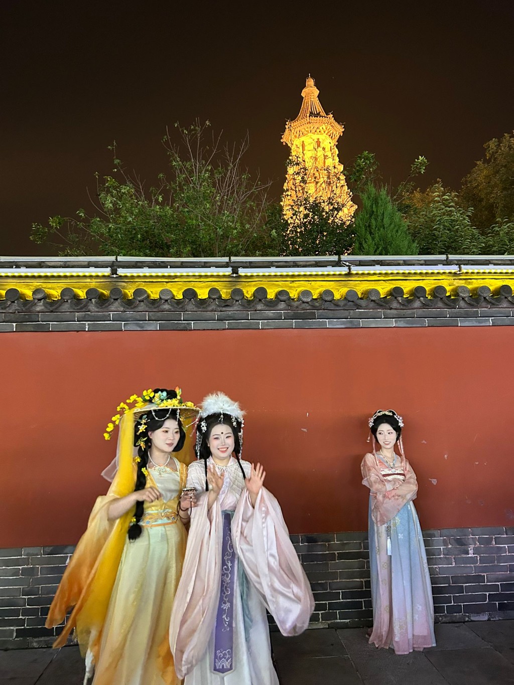 身穿漢服遊客在古塔前留影。劉克剛攝 身穿漢服遊客在古塔前留影。劉克剛攝