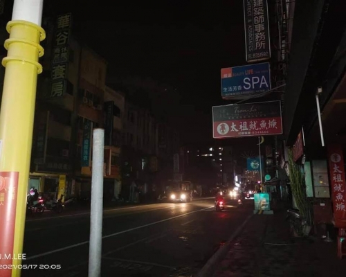 花蓮市區陷入一片漆黑。花蓮爆料公社圖片