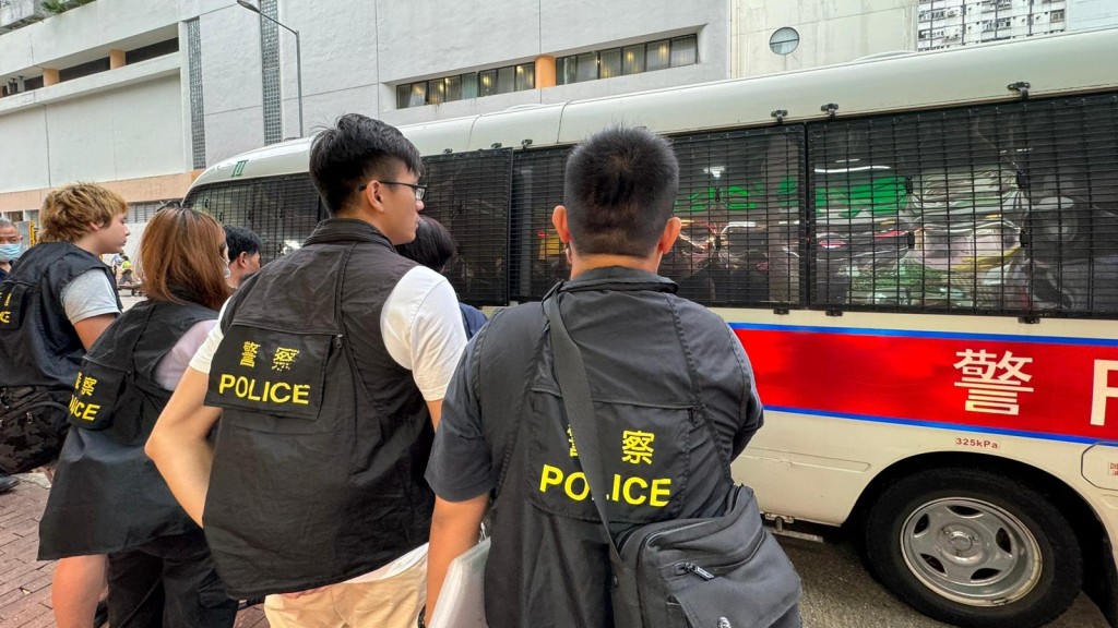 警方行動中拘捕5人。警方提供圖片