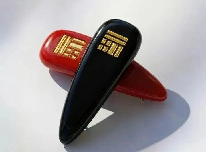 售价2,080元人民币的镶金发夹。