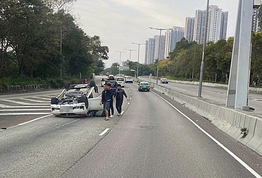 私家車路中翻側。fb：車cam L（香港群組）