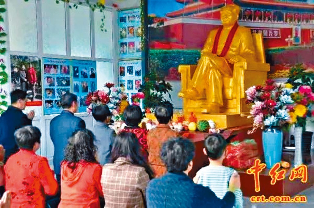 參加揭幕的群眾，在毛主席銅像前憑弔。