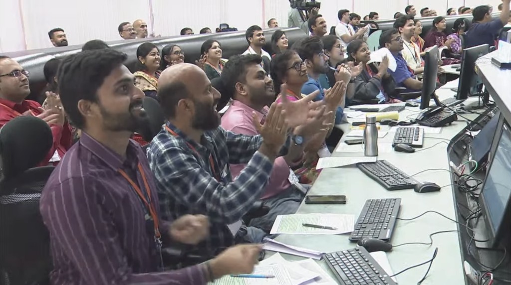 控制室人員既緊張又興奮，屏息靜氣等待着陸的一刻。 ISRO Youtube
