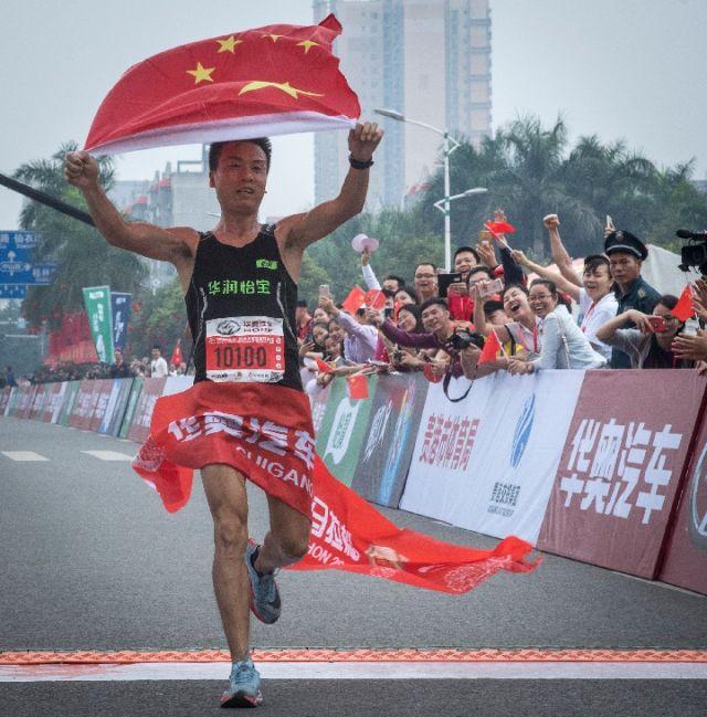 内地賽跑選手經常都會披著國旗衝線。新華社圖片