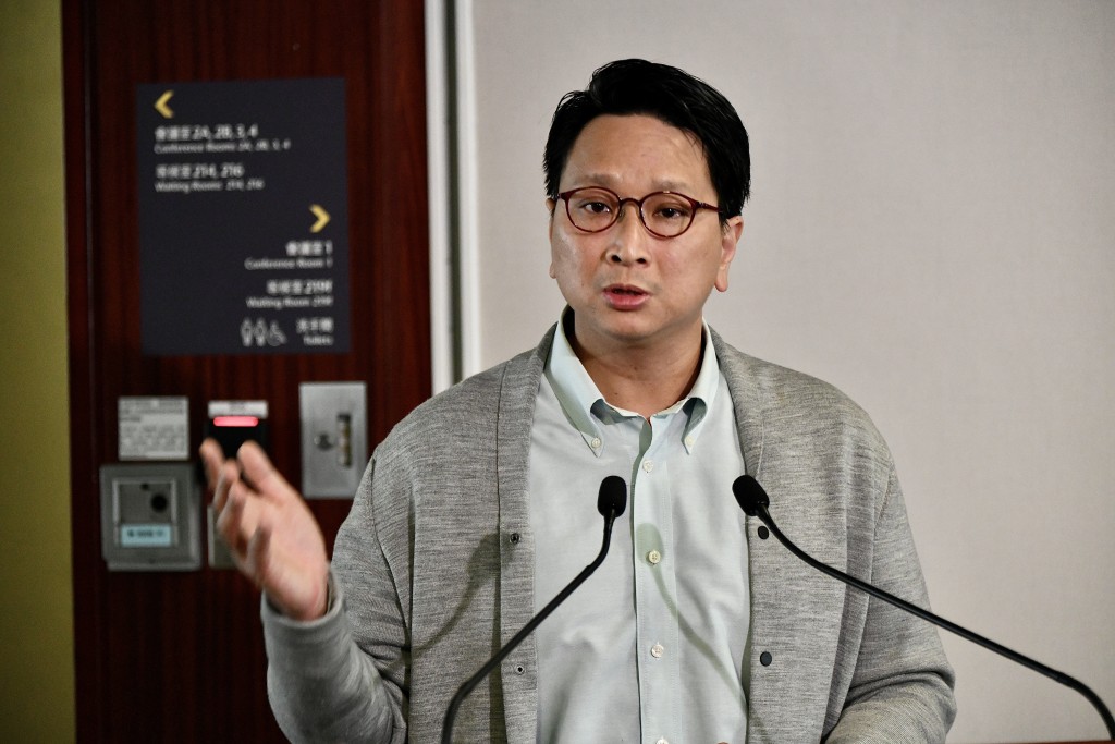 他质疑是在威逼政府不再继续营运，形容是向香港复常复苏的步伐「冚一大巴」。卢江球摄