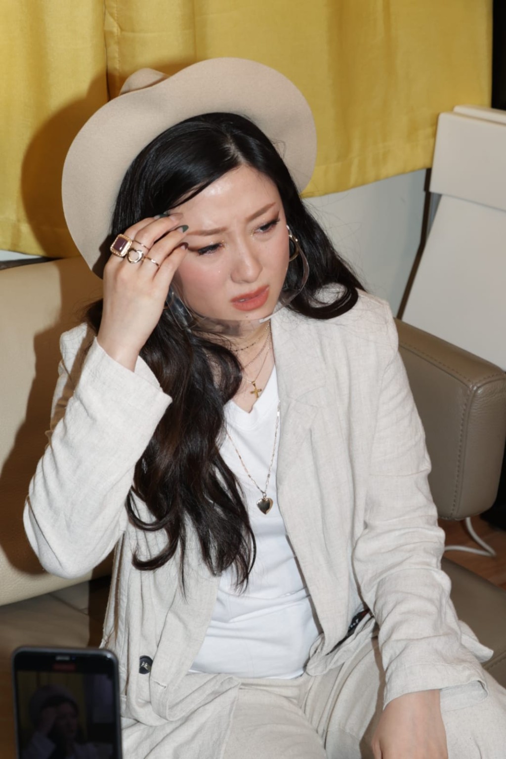 黎美言話Regen唔係傷得佢最深一個,暗指係Crystal。