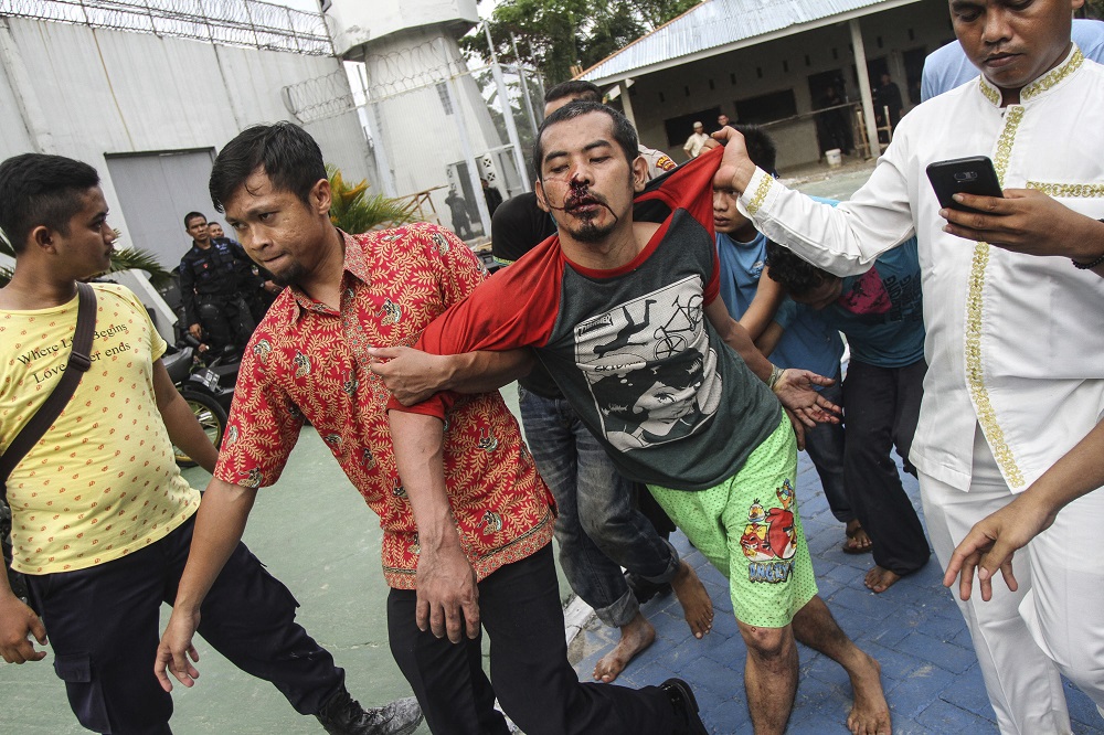 當局大規模搜捕逃犯。AP