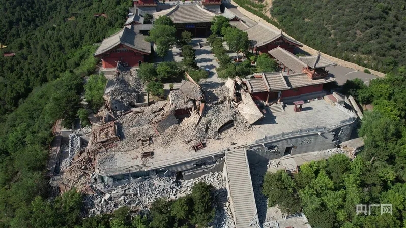 有不少建築物倒塌。 有不少建築物倒塌。