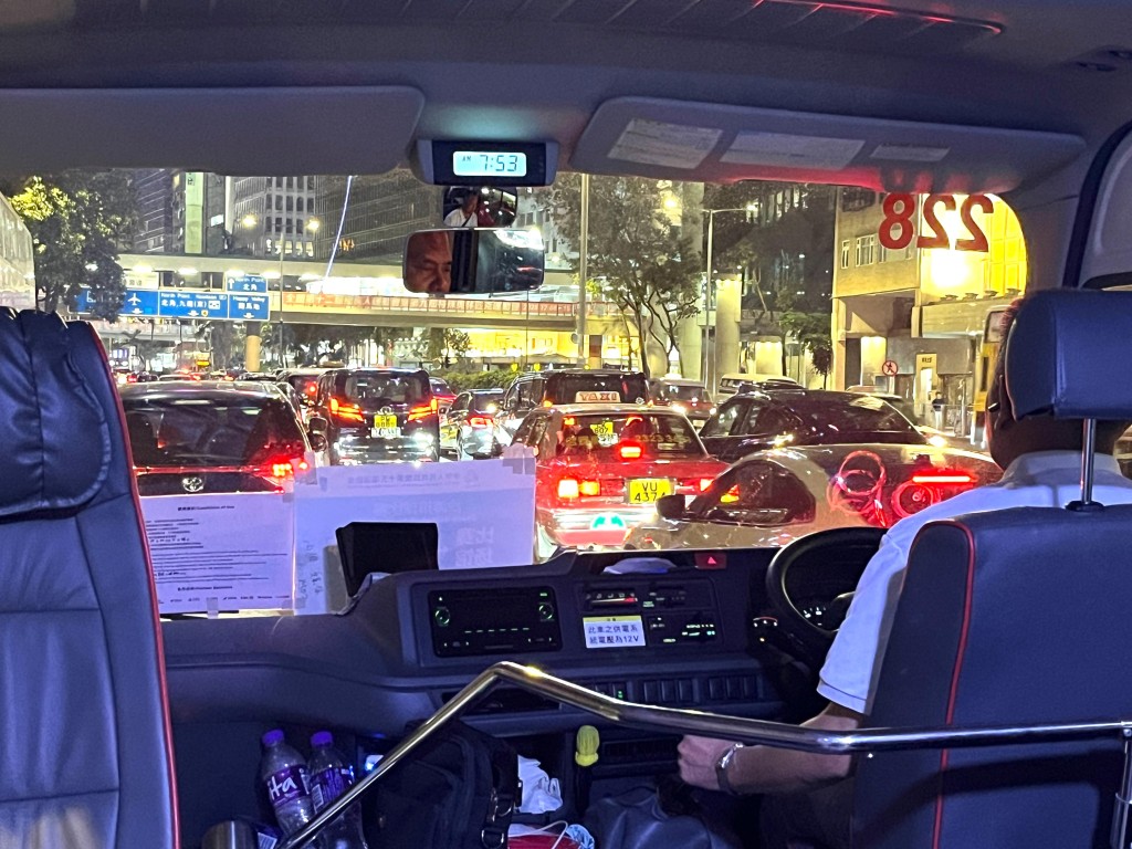 大會安排來回主新聞中心及賽場的專車,但馬路上沒設行車專線,上下班時間有機會遇上塞車。徐嘉華攝 大會安排來回主新聞中心及賽場的專車,但馬路上沒設行車專線,上下班時間有機會遇上塞車。徐嘉華攝