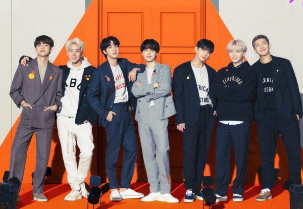 Day笑指BTS七子都是她的男朋友。 Day笑指BTS七子都是她的男朋友。