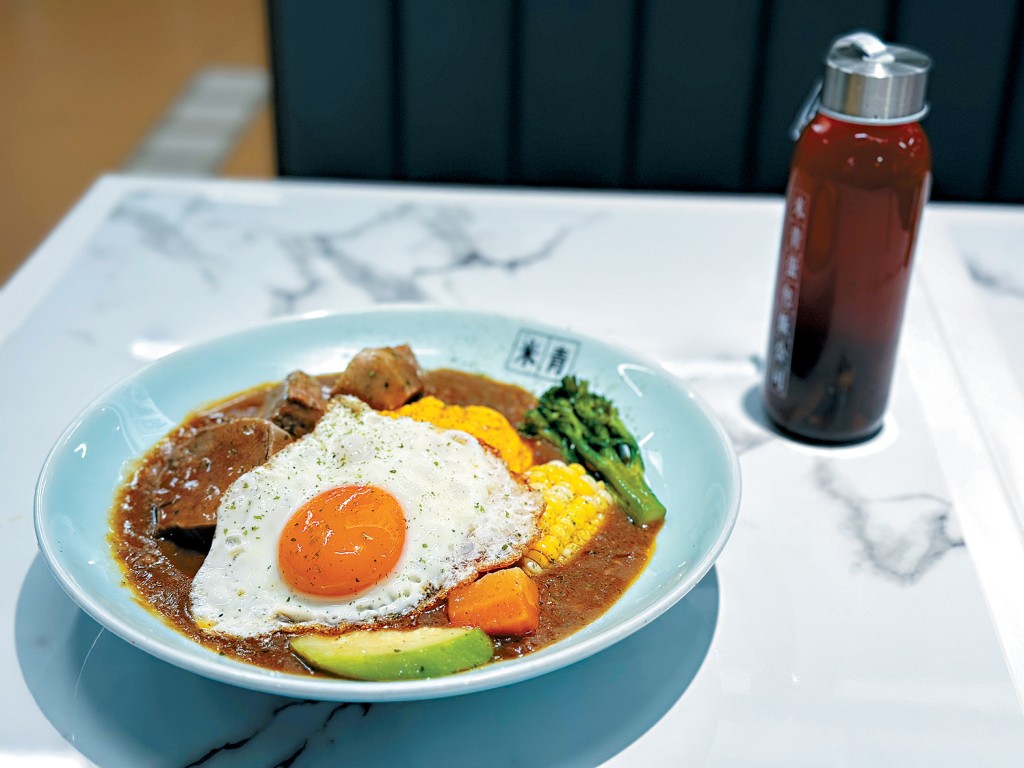 餐廳選擇「和牛蛋包飯」為主題,不僅製作難度適中,更因色彩豐富的擺盤,成為社交媒體上的「打卡美食」。