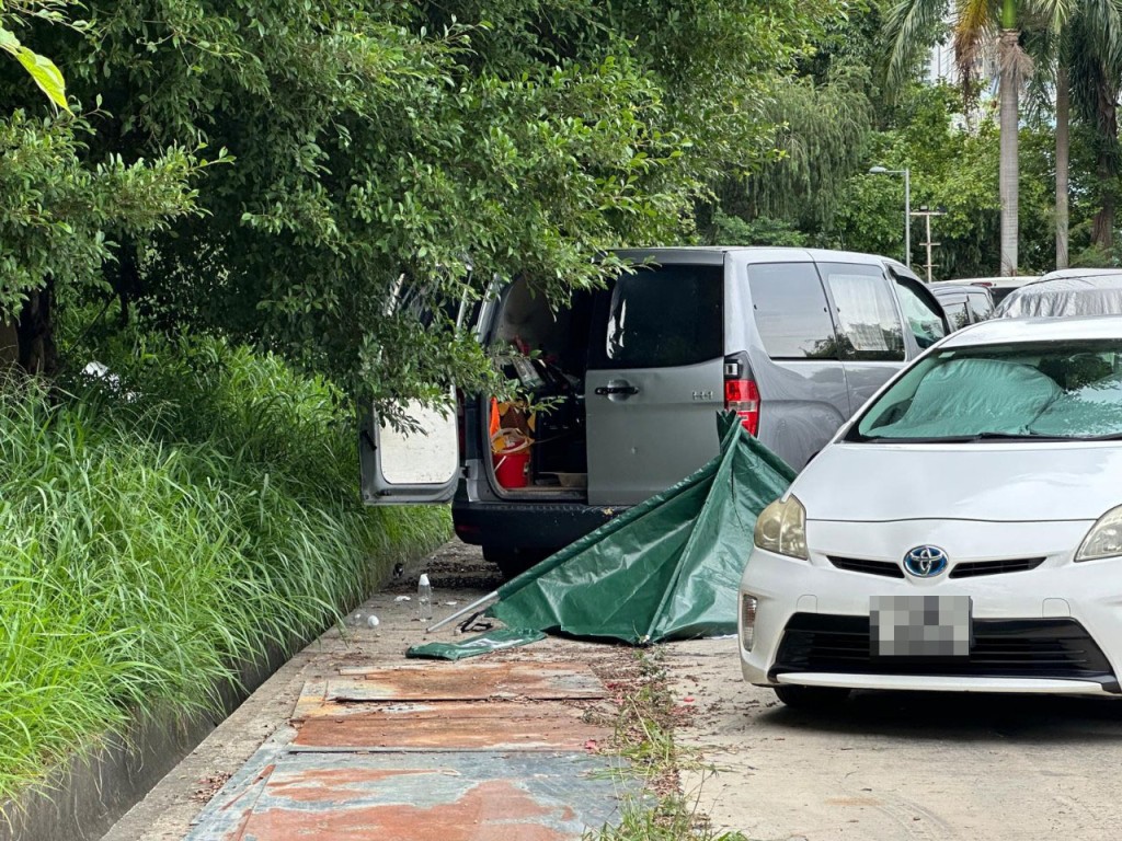 男子在車內燒炭,當場證實不治。 男子在車內燒炭,當場證實不治。