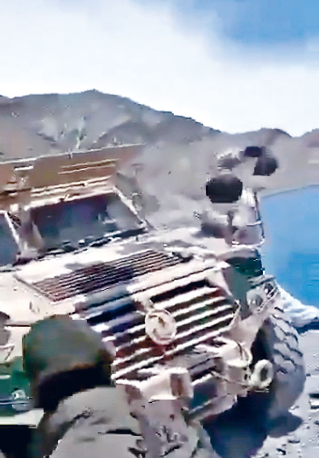 多名印度軍人用木棍等破壞東風猛士偵察車。