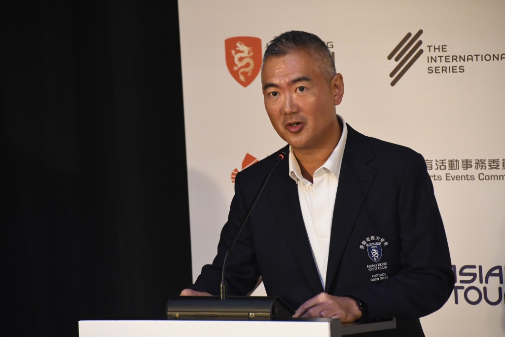 香港哥尔夫球会会长郭永亮欢迎海外高手前来献技。 本报记者摄